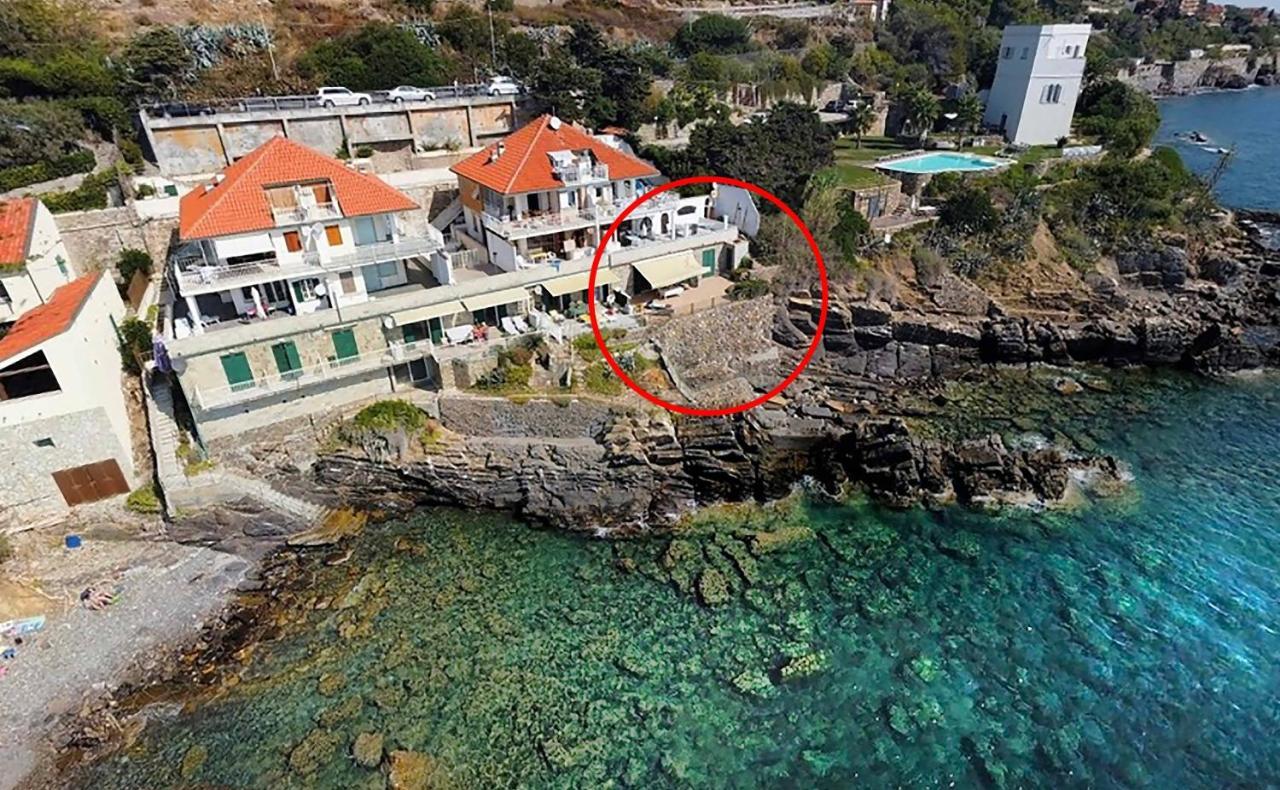 Seaside Holiday Apartment - Unique Location Cipressa Екстериор снимка