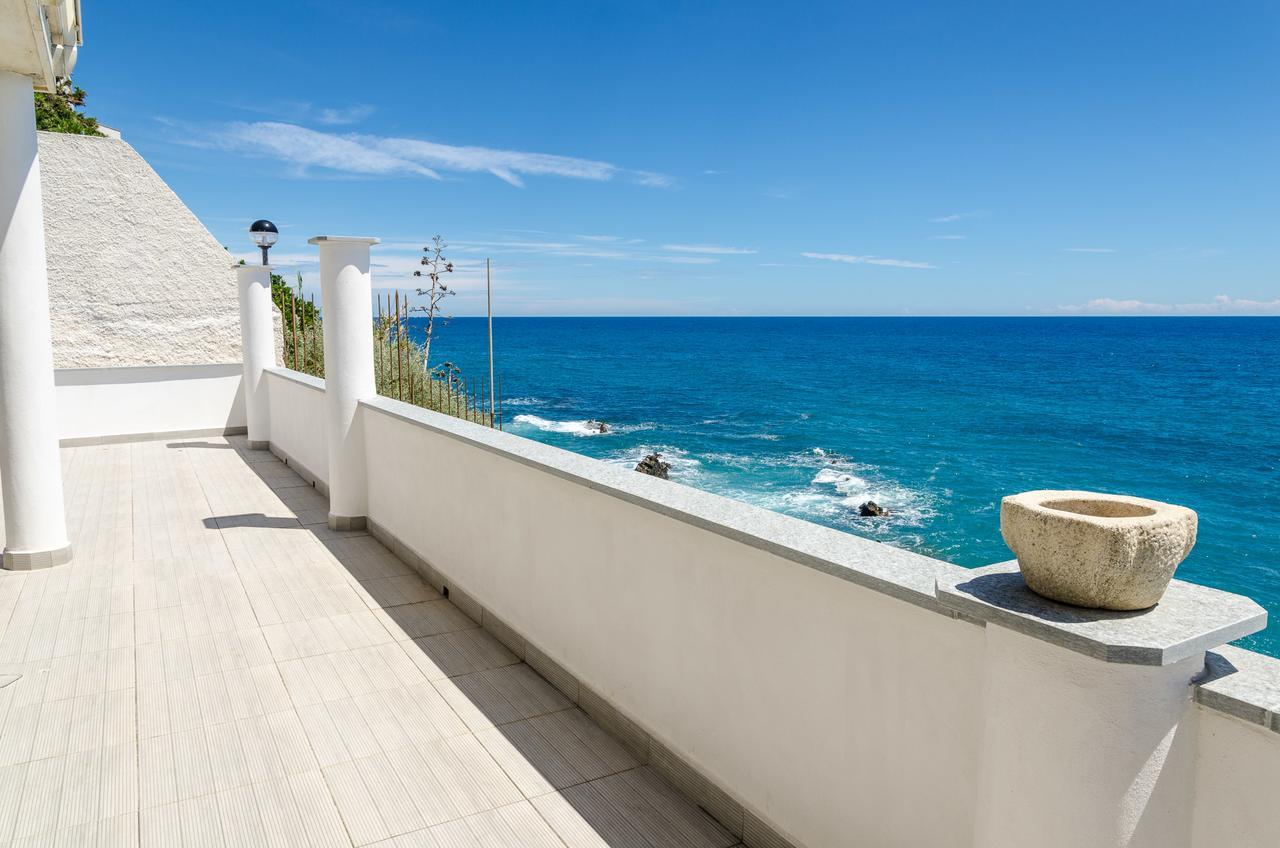 Seaside Holiday Apartment - Unique Location Cipressa Екстериор снимка
