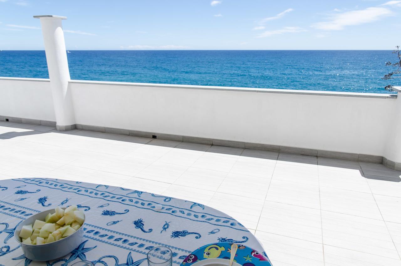 Seaside Holiday Apartment - Unique Location Cipressa Екстериор снимка
