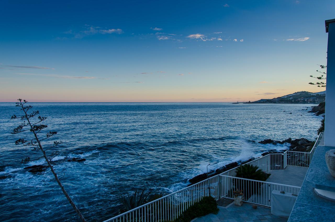 Seaside Holiday Apartment - Unique Location Cipressa Екстериор снимка