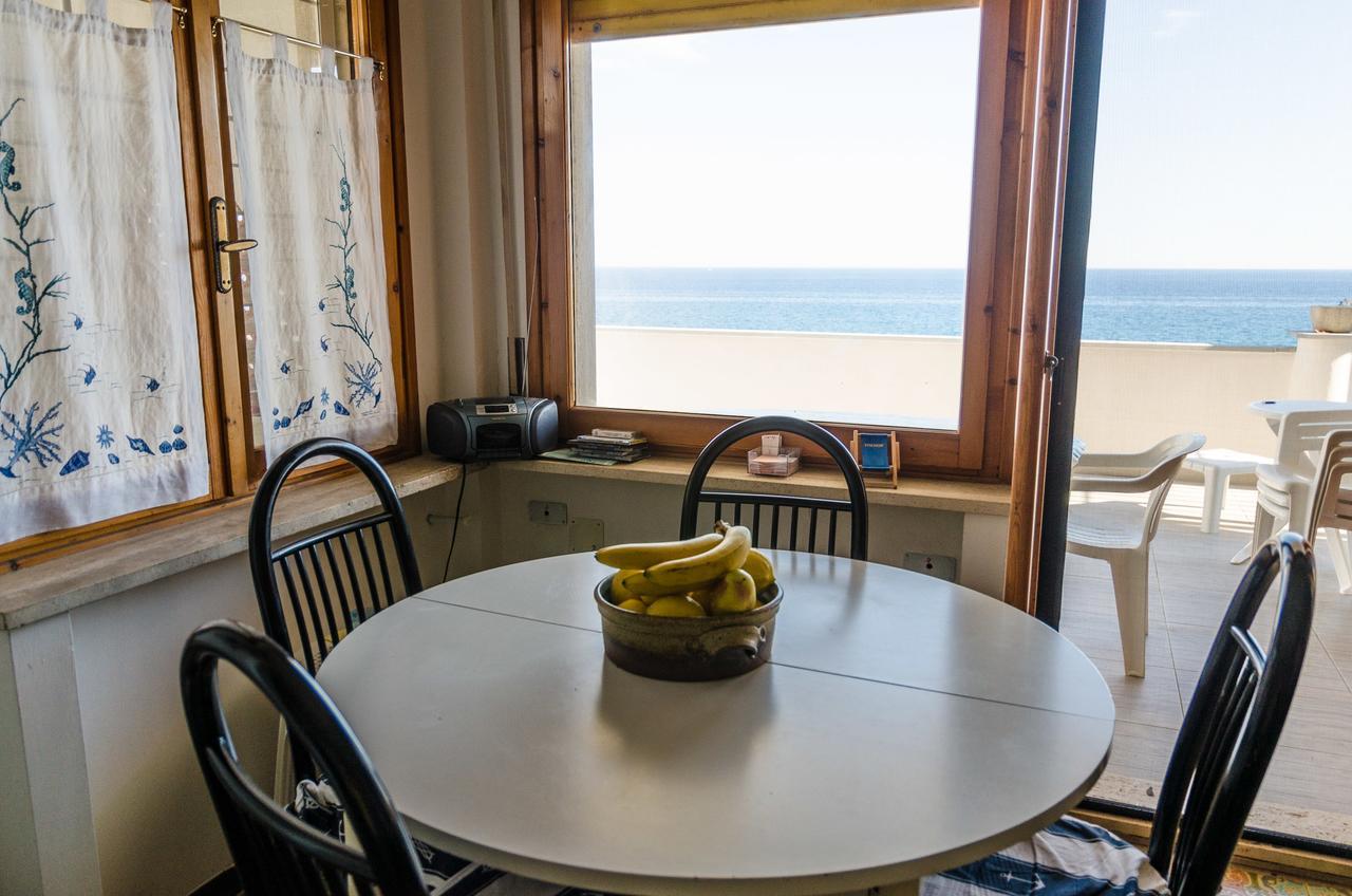 Seaside Holiday Apartment - Unique Location Cipressa Екстериор снимка