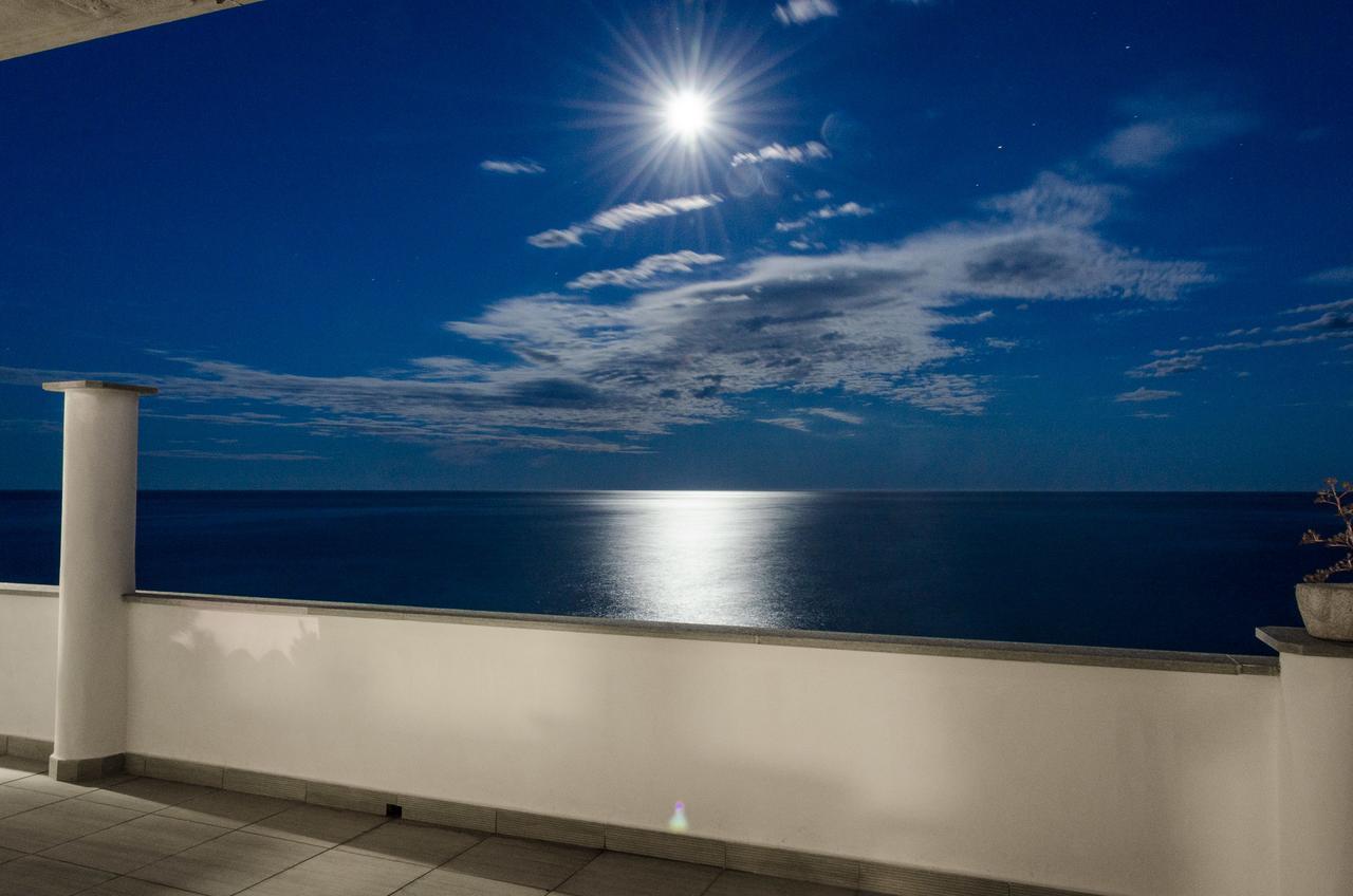 Seaside Holiday Apartment - Unique Location Cipressa Екстериор снимка