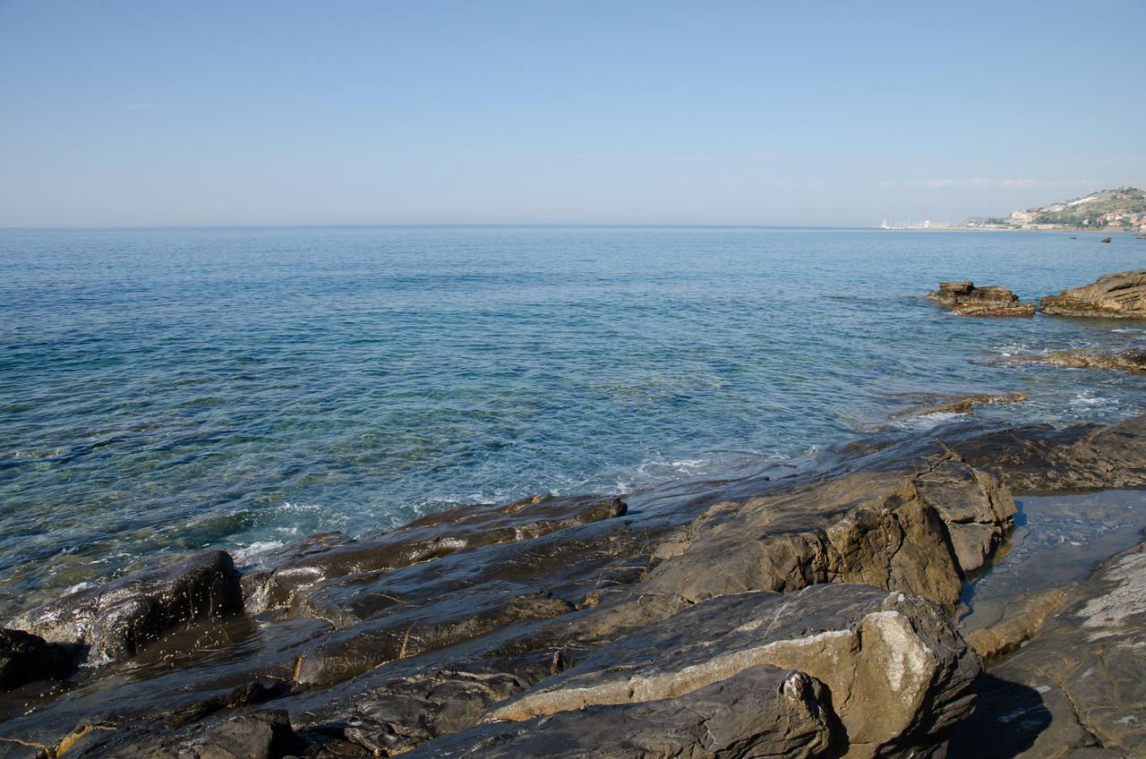 Seaside Holiday Apartment - Unique Location Cipressa Екстериор снимка